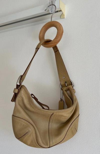 【スリコ】の木製ハンガーが便利でおしゃれ。リングハンガーはバッグや巻物の収納に！（サムネイル画像6）