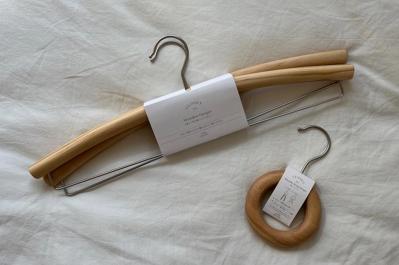 【スリコ】の木製ハンガーが便利でおしゃれ。リングハンガーはバッグや巻物の収納に！（サムネイル画像2）