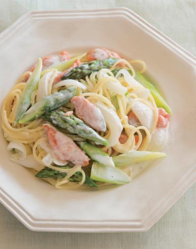 【春野菜レシピ】たんぱく質もとれる！新玉ねぎの主食2選「塩鮭のクリームスパ」「さば缶どんぶり」（サムネイル画像2）