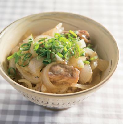 【春野菜レシピ】たんぱく質もとれる！新玉ねぎの主食2選「塩鮭のクリームスパ」「さば缶どんぶり」（サムネイル画像3）
