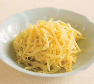 【春野菜レシピ】皮つきがおいしい新じゃがの主菜と副菜2選「ひき肉の炒め煮」「カレーマリネサラダ」（サムネイル画像3）