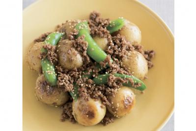 調理がラク！皮ごとおいしい！【新じゃがレシピ】主菜と副菜2選「ひき肉の炒め煮」「カレーマリネサラダ」