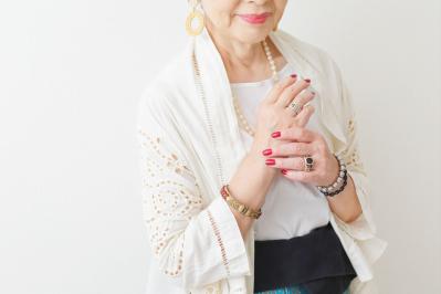 白シャツ1枚で“高見え”するコツは？【プチプラおしゃれ術】シニアユーチューバー・きょうこばぁばの私服拝見（サムネイル画像10）