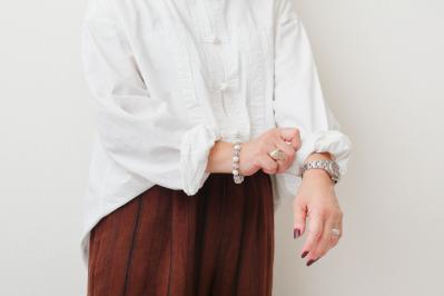 白シャツ1枚で“高見え”するコツは？【プチプラおしゃれ術】シニアユーチューバー・きょうこばぁばの私服拝見（サムネイル画像9）