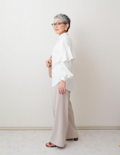 白シャツ1枚で“高見え”するコツは？【プチプラおしゃれ術】シニアユーチューバー・きょうこばぁばの私服拝見（サムネイル画像3）