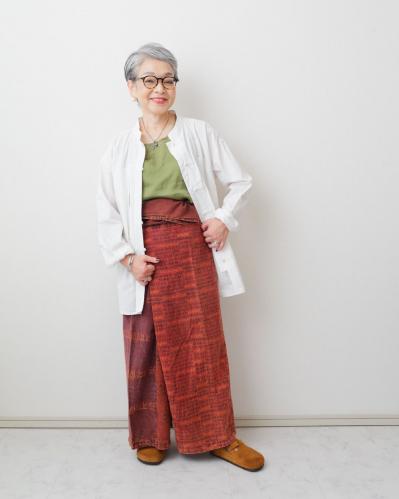 白シャツ1枚で“高見え”するコツは？【プチプラおしゃれ術】シニアユーチューバー・きょうこばぁばの私服拝見（サムネイル画像4）