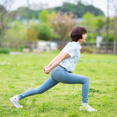 このスタイルで今年79歳！？ジーンズをすらりとはきこなす元ミス日本の谷玉恵さんが実践するストレッチ（サムネイル画像5）