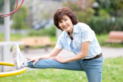 このスタイルで今年79歳！？ジーンズをすらりとはきこなす元ミス日本の谷玉恵さんが実践するストレッチ