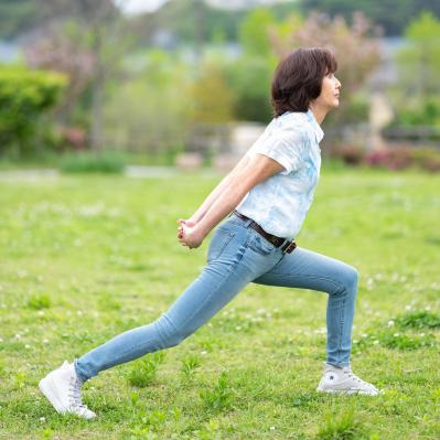 このスタイルで今年79歳！？ジーンズをすらりとはきこなす元ミス日本の谷玉恵さんが実践するストレッチ（サムネイル画像3）