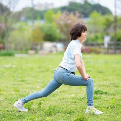 このスタイルで今年79歳！？ジーンズをすらりとはきこなす元ミス日本の谷玉恵さんが実践するストレッチ（サムネイル画像4）
