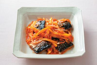 たんぱく質もビタミン類もバランスよくとれる【新玉ねぎ、春にんじんの作りおきサラダ】2選「塩さばスイートチリソースマリネ」「マーボー春雨サラダ」（サムネイル画像2）