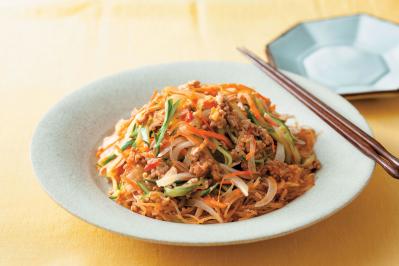 たんぱく質もビタミン類もバランスよくとれる【新玉ねぎ、春にんじんの作りおきサラダ】2選「塩さばスイートチリソースマリネ」「マーボー春雨サラダ」