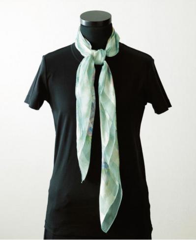 冷房対策にも！エレガントなスカーフの巻き方2選「ラッフル結び」と「固結び」（サムネイル画像2）