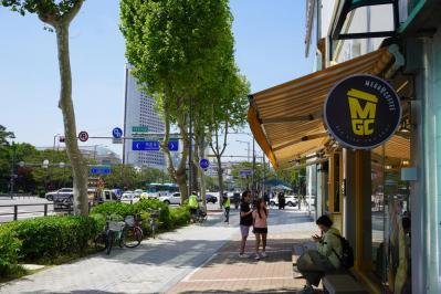 「涙の女王」クイーンズ百貨店の舞台となった汝矣島のザ・現代ソウルへ。スポンサーのメガ・コーヒーもチェック！（サムネイル画像16）