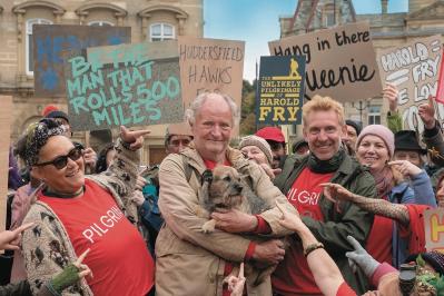 【中野翠のCINEMAコラム】800kmもの距離をノラ犬とともに歩いて旅する理由とは？『ハロルド・フライのまさかの旅立ち』（サムネイル画像2）