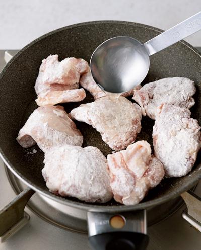 長期間保存ができて、そのまま焼くだけでもおいしい！ 鶏もも肉の【塩＋油で下味冷凍】（サムネイル画像5）