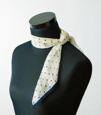 小さめスカーフで【冷房対策】「おしゃれだね」と言われる簡単な結び方2選（サムネイル画像11）