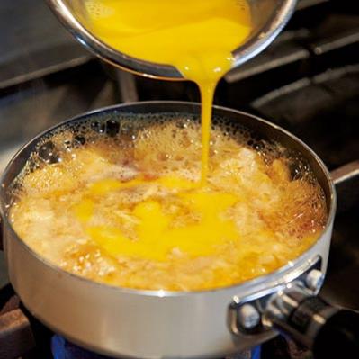 「賛否両論」笠原さんの絶品【鶏むねの親子丼】失敗しないコツは、卵の回し入れ方だった（サムネイル画像4）