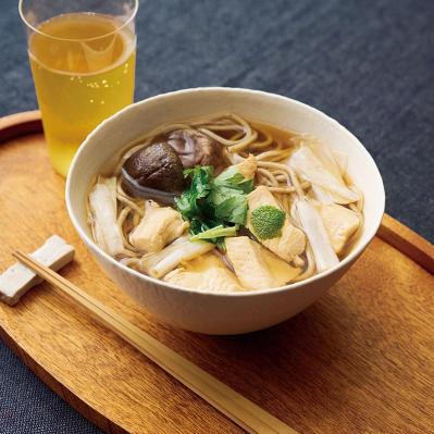 「賛否両論」笠原さんのやみつきになる麺レシピ。【鶏むね南蛮そば】と【鶏焼きそば】（サムネイル画像2）