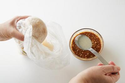 簡単おいしい！【ポリ袋でレンチン蒸し鶏】のアレンジレシピ2選。「棒棒鶏」「カオマンガイ」（サムネイル画像3）