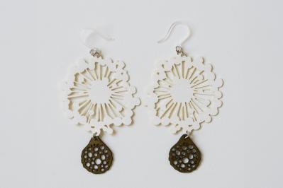 エレガントで軽くて、金属アレルギーの人にも対応。〝紙ってる“アクセサリー【8選】（サムネイル画像7）