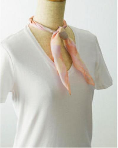 【小さめスカーフ】おしゃれに冷房対策！大人っぽい「カウボーイ」と「ツイスト結び」を解説（サムネイル画像13）