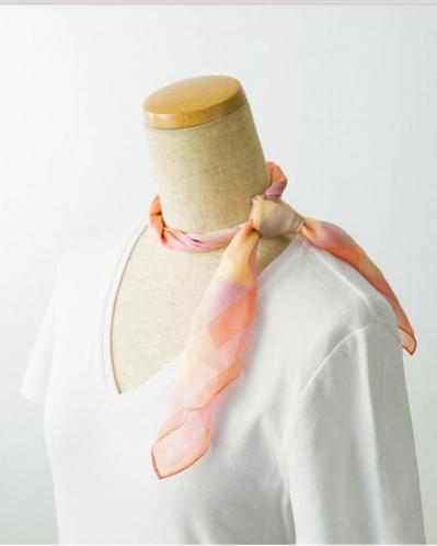 【小さめスカーフ】おしゃれに冷房対策！大人っぽい「カウボーイ」と「ツイスト結び」を解説（サムネイル画像8）