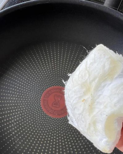 【スリコ】ギトギトのフライパンがひと拭きですっきり！超油吸収ファイバーに大満足（サムネイル画像4）