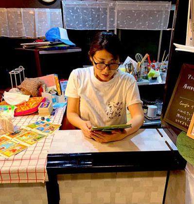 「小さい頃は内気でいじめられっ子気質でした」転職を繰り返した人気占い師が50歳を目前に決意したこととは？（サムネイル画像2）