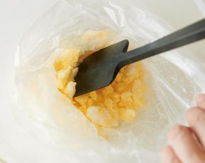 5分でできる【ポリ袋でレンチン】どんぶりレシピ2選「鶏そぼろ丼」「えび玉丼」（サムネイル画像3）