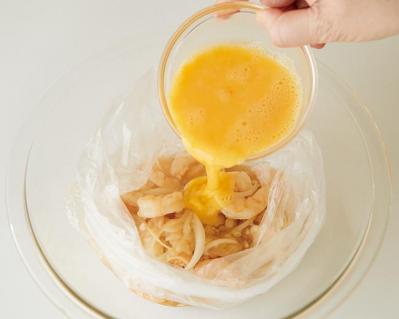 5分でできる【ポリ袋でレンチン】どんぶりレシピ2選「鶏そぼろ丼」「えび玉丼」（サムネイル画像7）