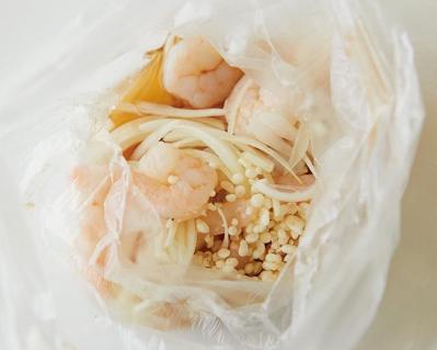 5分でできる【ポリ袋でレンチン】どんぶりレシピ2選「鶏そぼろ丼」「えび玉丼」（サムネイル画像6）