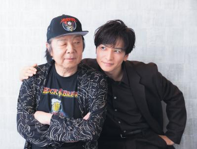 【生田斗真さん×古田新太さん】スマホを持っていない古田さんに生田さんはどう連絡を取る？ 舞台初共演の2人のプライベートを深掘り（サムネイル画像5）