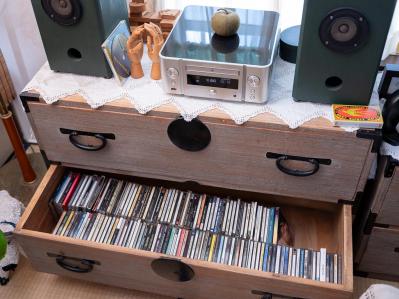 住まいのサイズダウンで家具も半分に！ 家族のモノに包まれた温もりのある「ひとり暮らし」イラストレーター 本田葉子さん（サムネイル画像4）