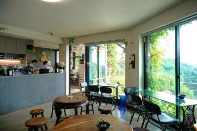 伝説の韓ドラ「コーヒープリンス1号店」のロケ地は今どうなっている？ ソウルの街並みが見下ろせる絶景カフェ（サムネイル画像7）