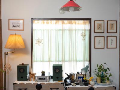 住まいのサイズダウンで家具も半分に！ 家族のモノに包まれた温もりのある「ひとり暮らし」イラストレーター 本田葉子さん（サムネイル画像3）