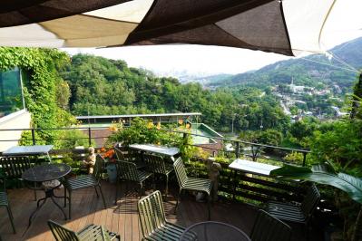 伝説の韓ドラ「コーヒープリンス1号店」のロケ地は今どうなっている？ ソウルの街並みが見下ろせる絶景カフェ（サムネイル画像9）