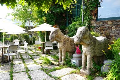 伝説の韓ドラ「コーヒープリンス1号店」のロケ地は今どうなっている？ ソウルの街並みが見下ろせる絶景カフェ（サムネイル画像11）