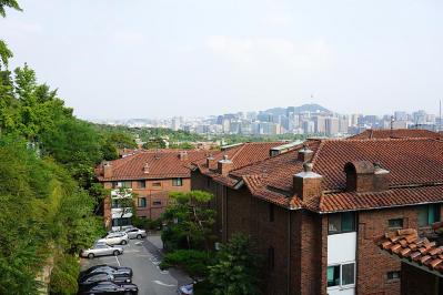 伝説の韓ドラ「コーヒープリンス1号店」のロケ地は今どうなっている？ ソウルの街並みが見下ろせる絶景カフェ（サムネイル画像19）