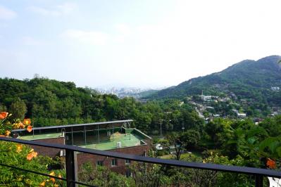 伝説の韓ドラ「コーヒープリンス1号店」のロケ地は今どうなっている？ ソウルの街並みが見下ろせる絶景カフェ（サムネイル画像8）