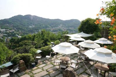 伝説の韓ドラ「コーヒープリンス1号店」のロケ地は今どうなっている？ ソウルの街並みが見下ろせる絶景カフェ（サムネイル画像10）