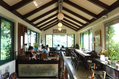 伝説の韓ドラ「コーヒープリンス1号店」のロケ地は今どうなっている？ ソウルの街並みが見下ろせる絶景カフェ（サムネイル画像2）