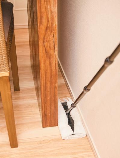 【掃除の裏技】フロアワイパー＋ちょっとの工夫で、リビングと寝室がもっとラクにキレイ！（サムネイル画像3）