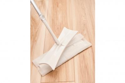 【掃除の裏技】フロアワイパー＋ちょっとの工夫で、リビングと寝室がもっとラクにキレイ！（サムネイル画像6）