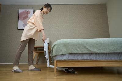 いつもよりずっと楽！手間を省けるフロアワイパーの使い方とは？【リビング掃除の裏技】（サムネイル画像9）