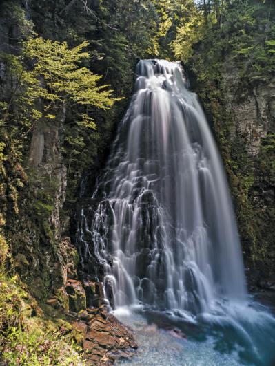 見るだけでもひんやり！迫力満点【パワーをもらえる滝】3選｜旅のプロが夏に行きたい日本の水辺（サムネイル画像5）