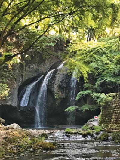 見るだけでもひんやり！迫力満点【パワーをもらえる滝】3選｜旅のプロが夏に行きたい日本の水辺（サムネイル画像2）