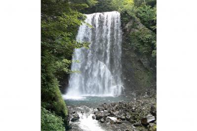 見るだけでもひんやり！迫力満点【パワーをもらえる滝】3選｜旅のプロが夏に行きたい日本の水辺