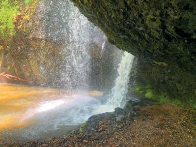 見るだけでもひんやり！迫力満点【パワーをもらえる滝】3選｜旅のプロが夏に行きたい日本の水辺（サムネイル画像3）