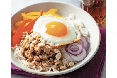 夏のランチのマンネリを解消！【エスニック風そうめん】レシピ2選「さつま揚げのフォー風」「鶏そぼろ×目玉焼き」